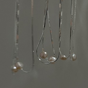 Silky pearl necklace silver